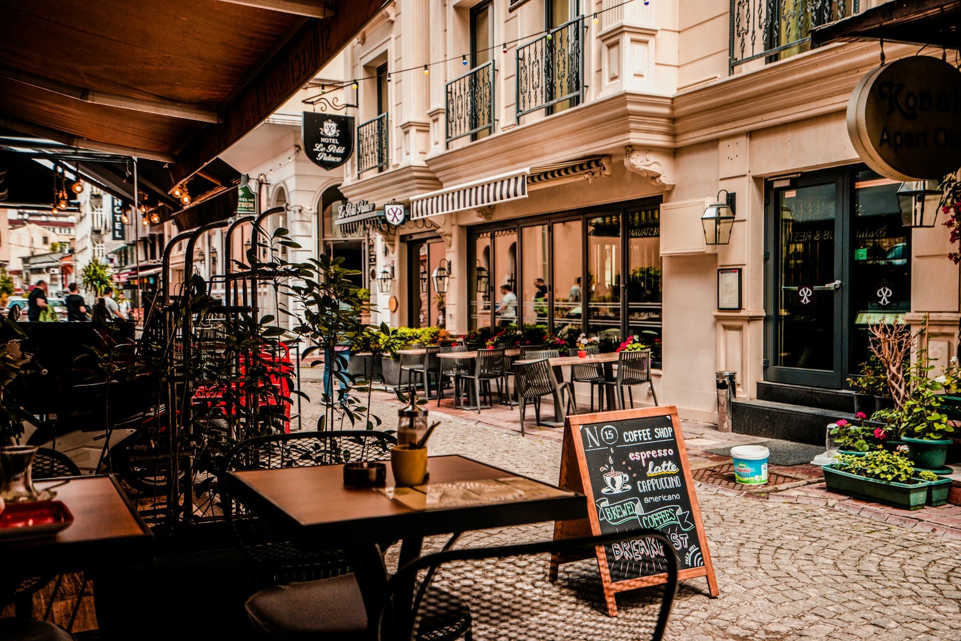 Intérieur d'un café moderne