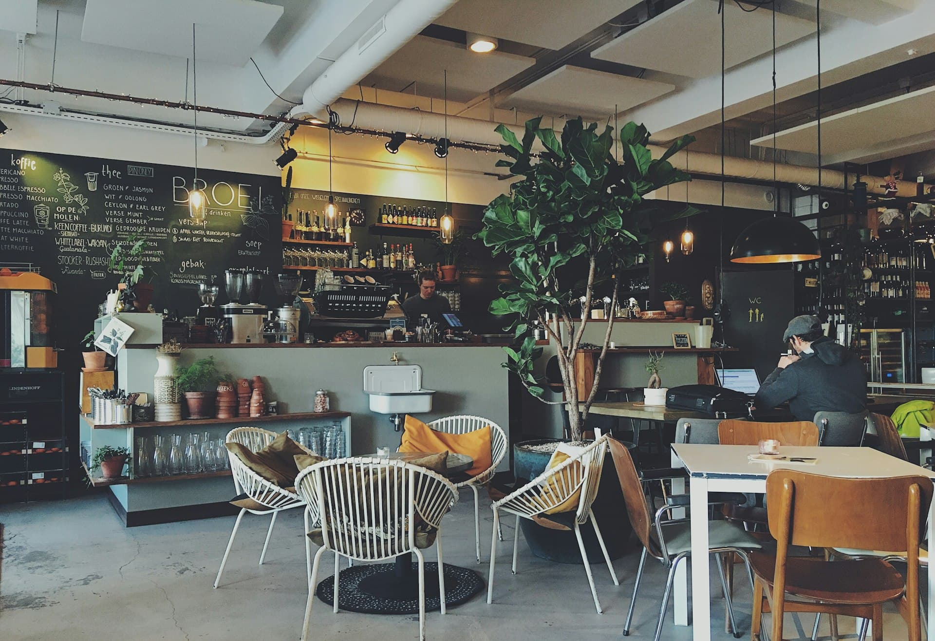Intérieur de café chaleureux