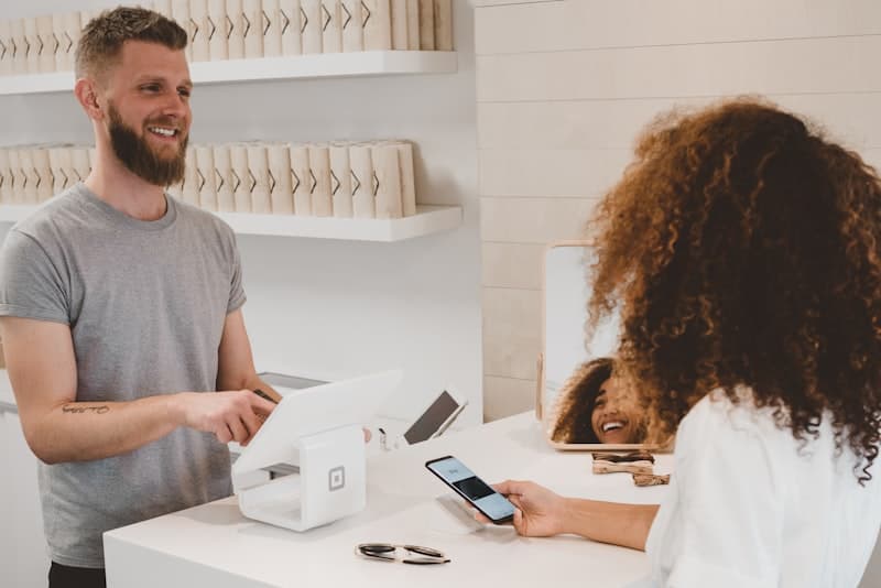 Commerçante dans sa boutique